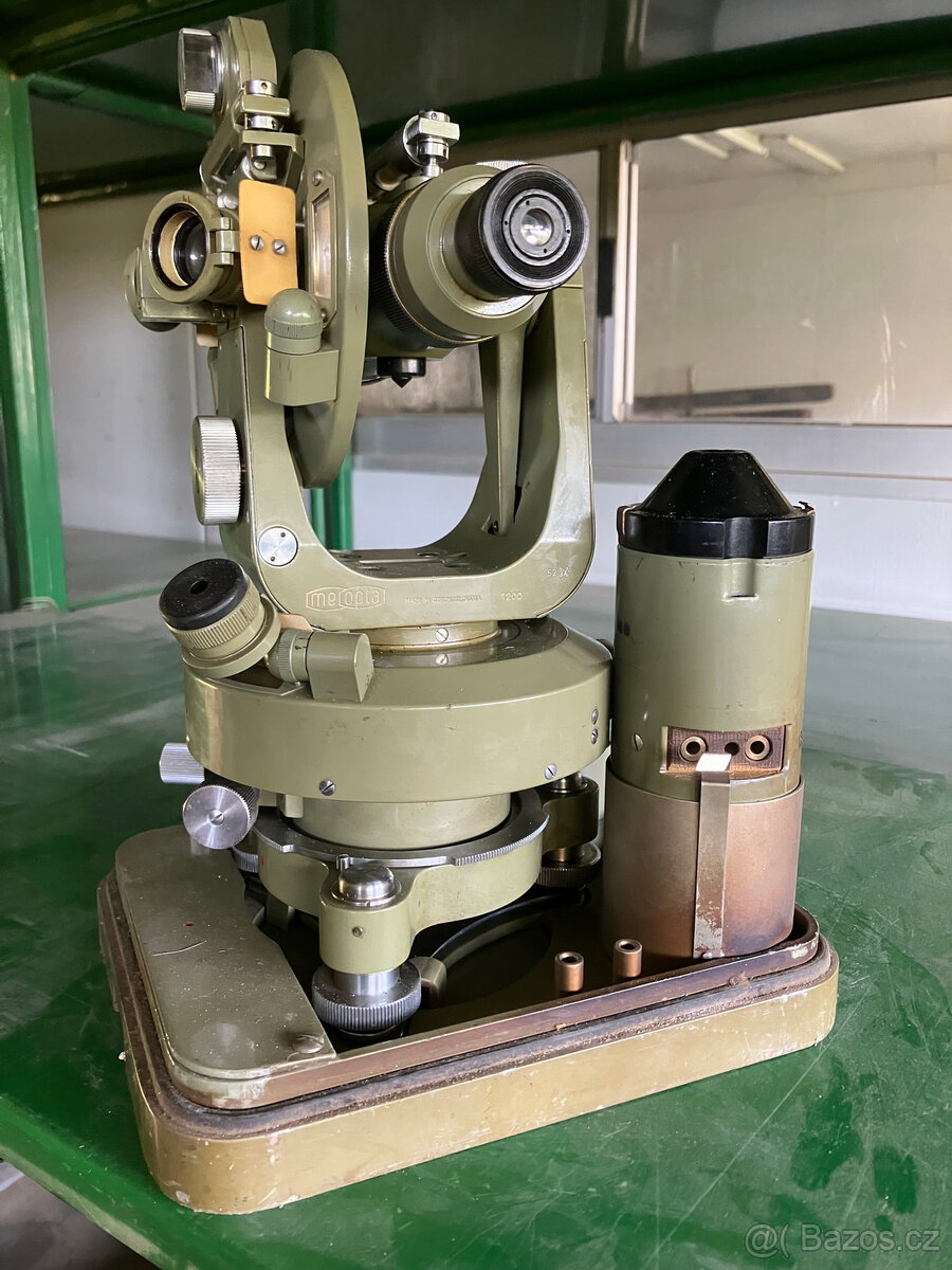 Starý teodolit v kovovém/ koženém obalu na záda - 9