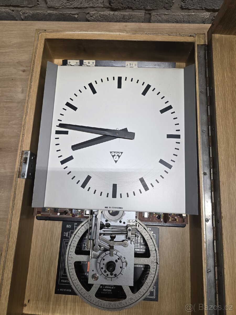 Matiční hodiny Pragotron - 9