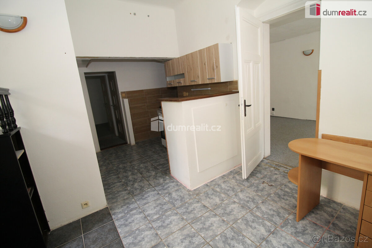 Pěkný prostorný byt 2+1 v přízemí cihlového domu se samostat - 9