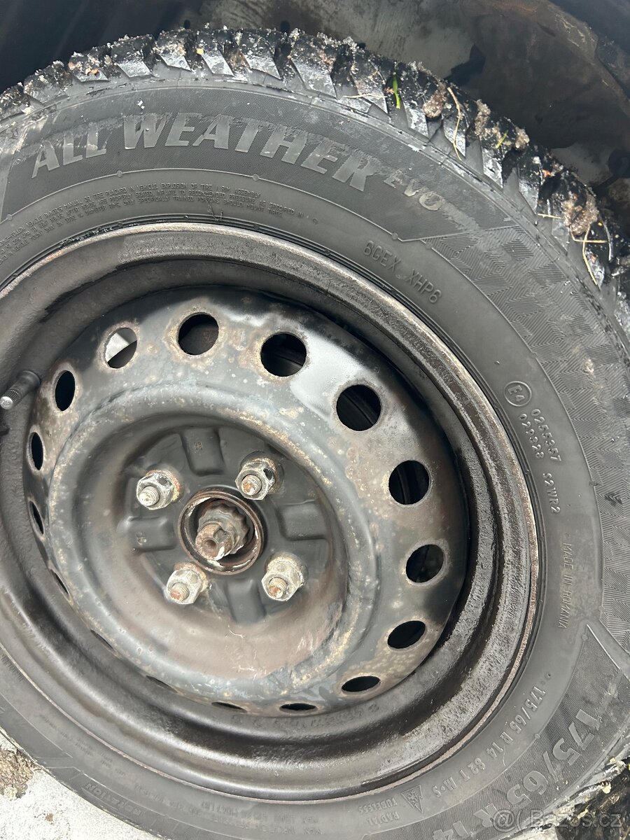 Toyota yaris 1.4. - 9