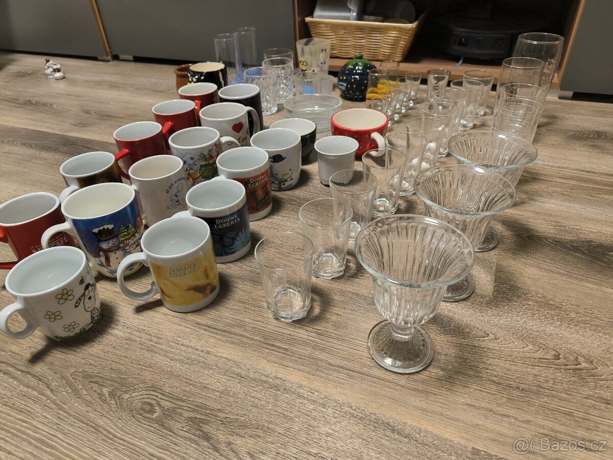 Sady hrnků a mix skleniček - 9