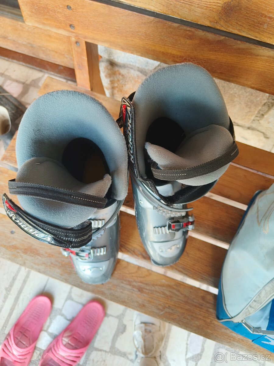 Prodám velmi zachovalou lyžařskou soupravu použitou tak 4x - 9