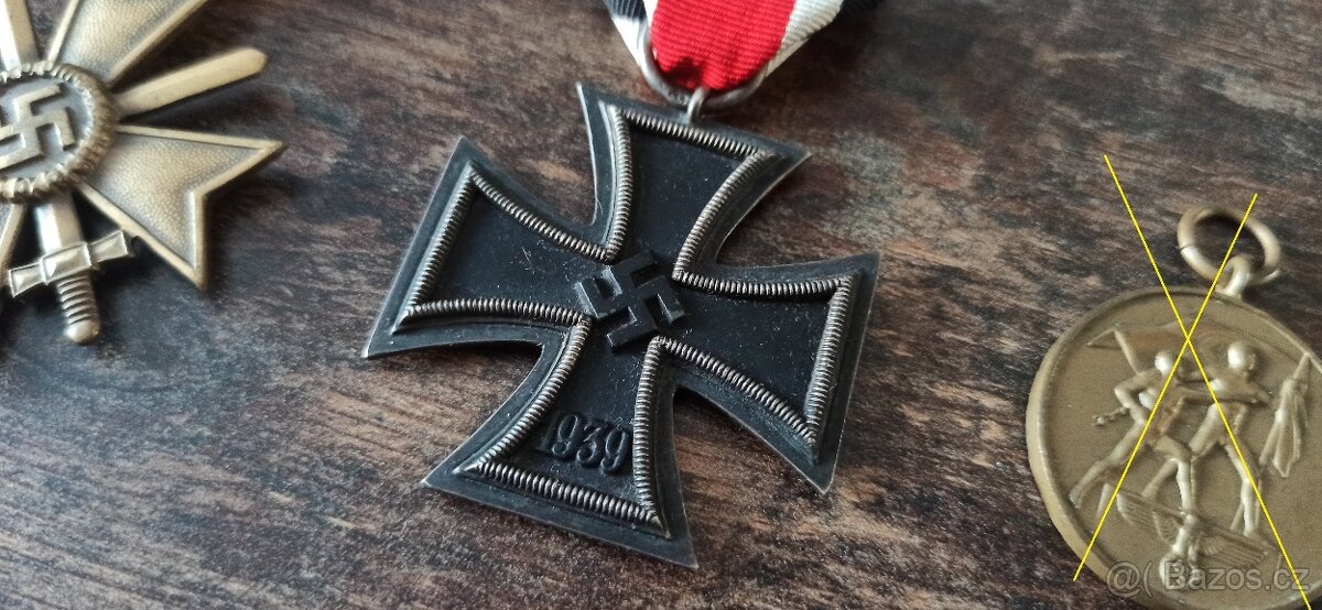 Medaile, vyznamenání, odznaky. - 9