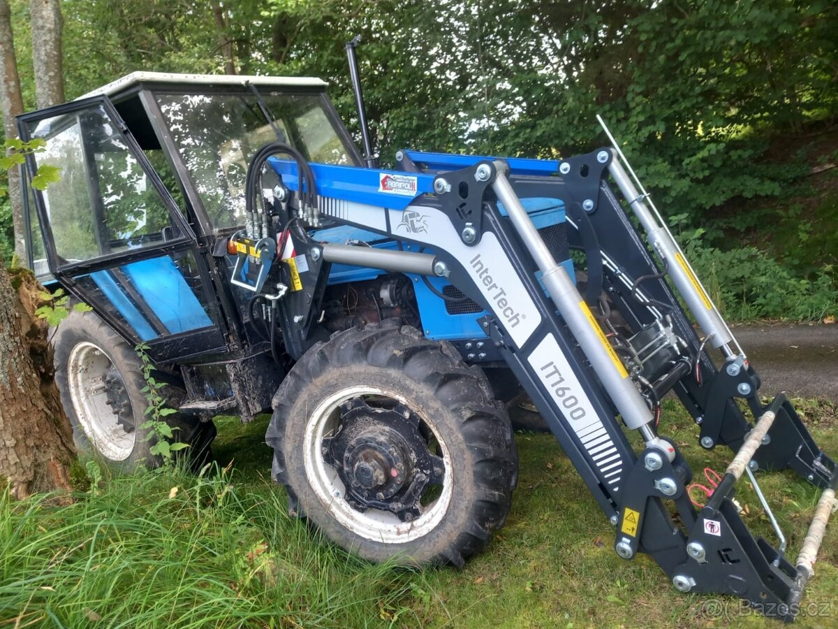 MONTUJEME ČELNÍ NAKLADAČE INTER-TECH - 9
