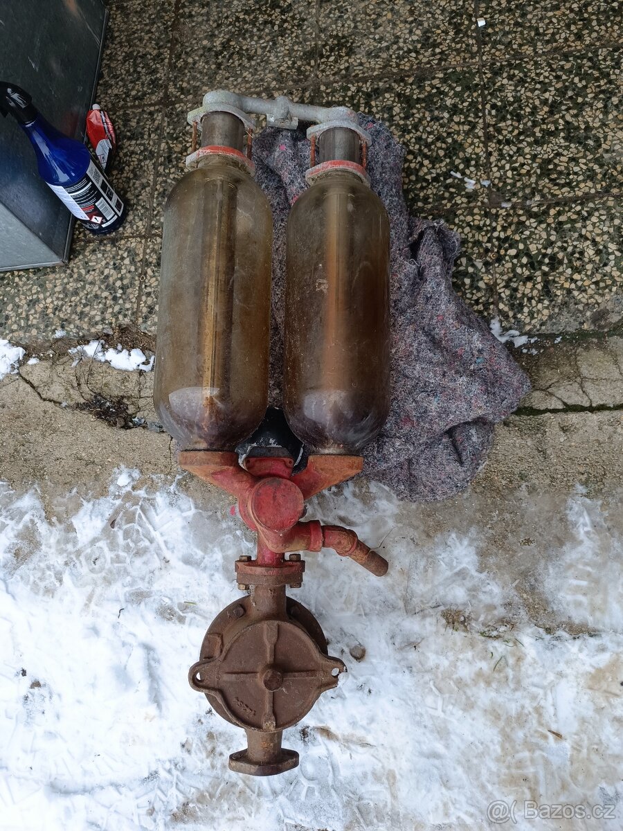 Stará manuální benzínová pumpa, nález, sklo ok - 9