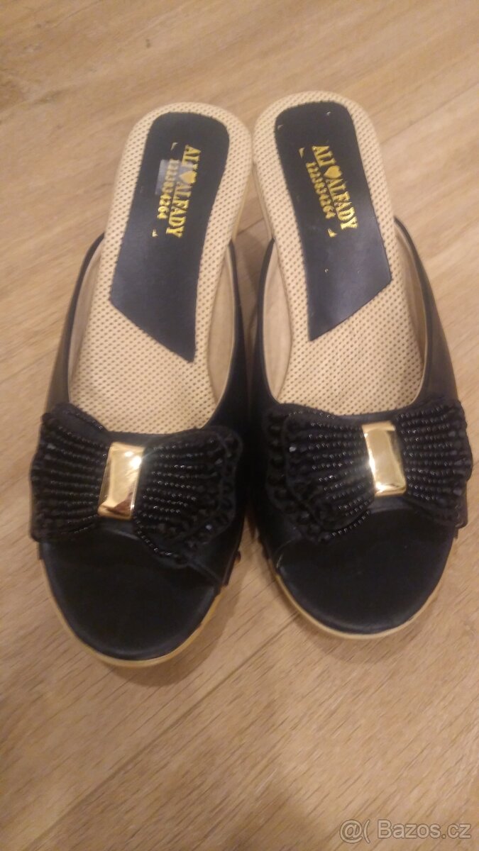 Nové sandály na klínku - 9