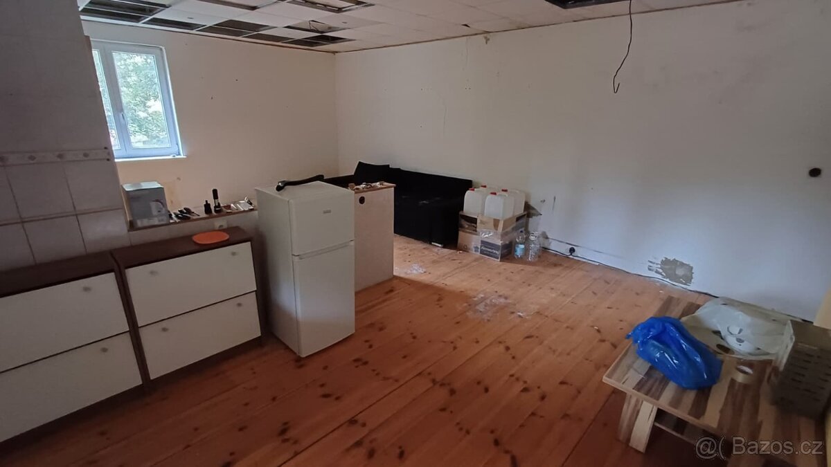 PRODEJ IDEÁLNÍ 1/3 POZEMKU S NEBYTOVÝM PROSTOREM A GARÁŽÍ - 9