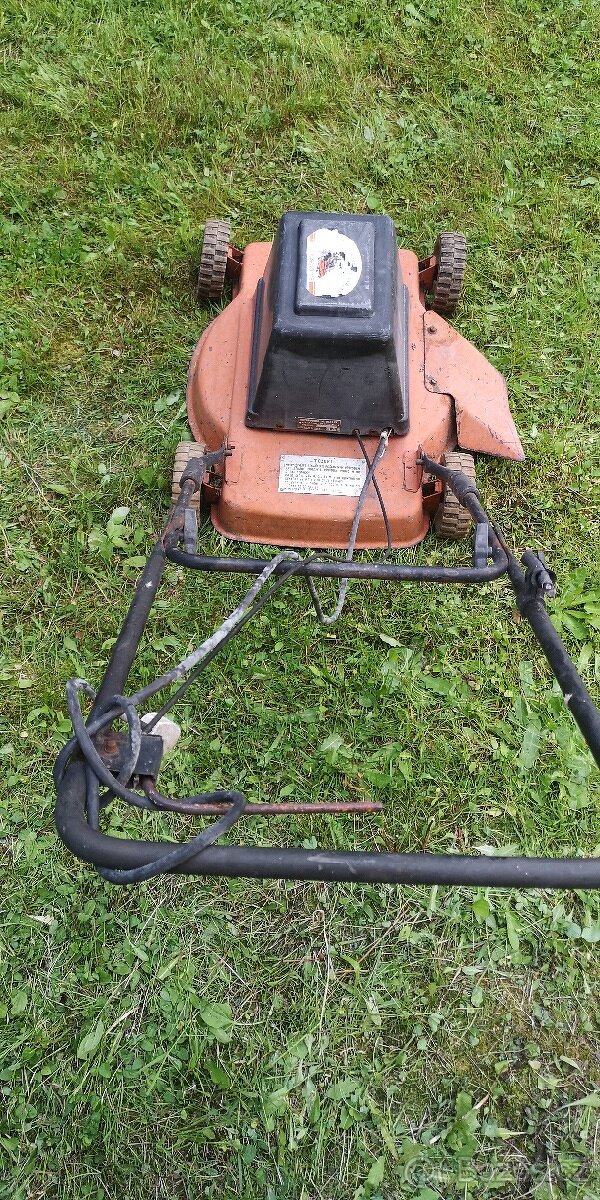 SEKAČKA NA TRÁVU S BOČNÍM VÝHOZEM - 9