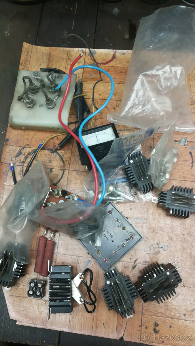 Diody, triaky, spínače, ampérmetry, ledky, odpory. - 9