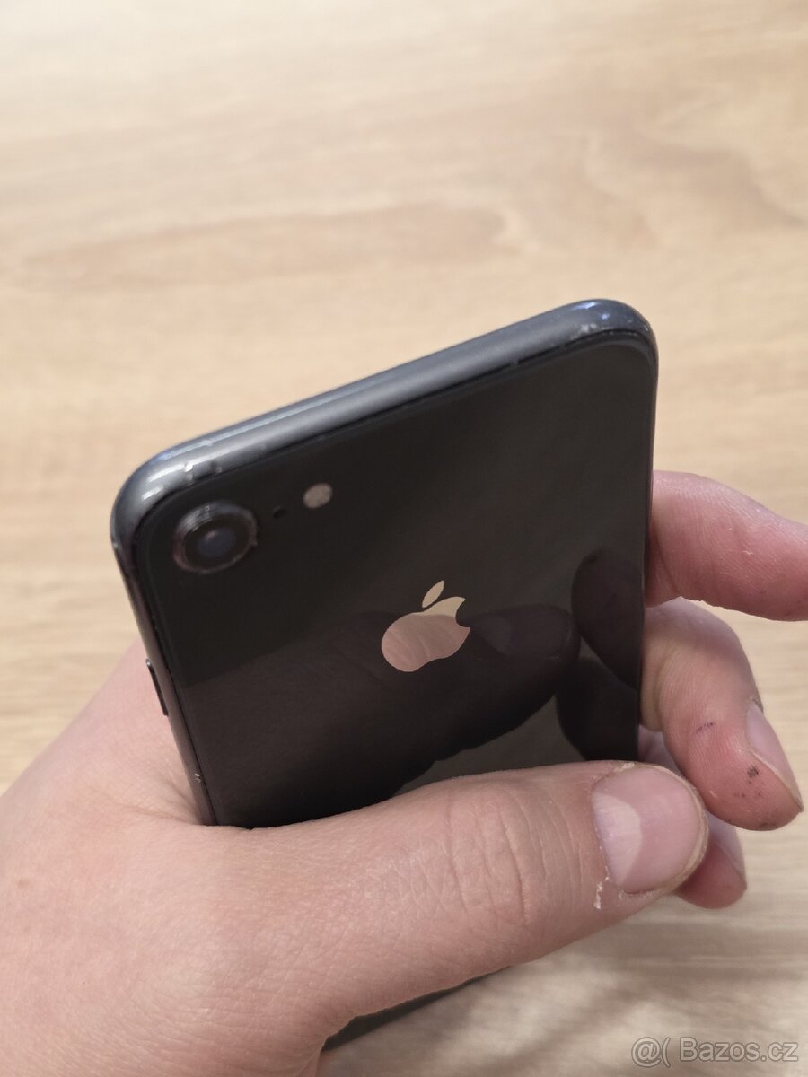 iPhone 8 64GB (nová baterie) - 9