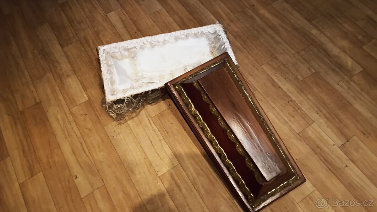 Porcelánové figury,rakev ,a jiné . - 9