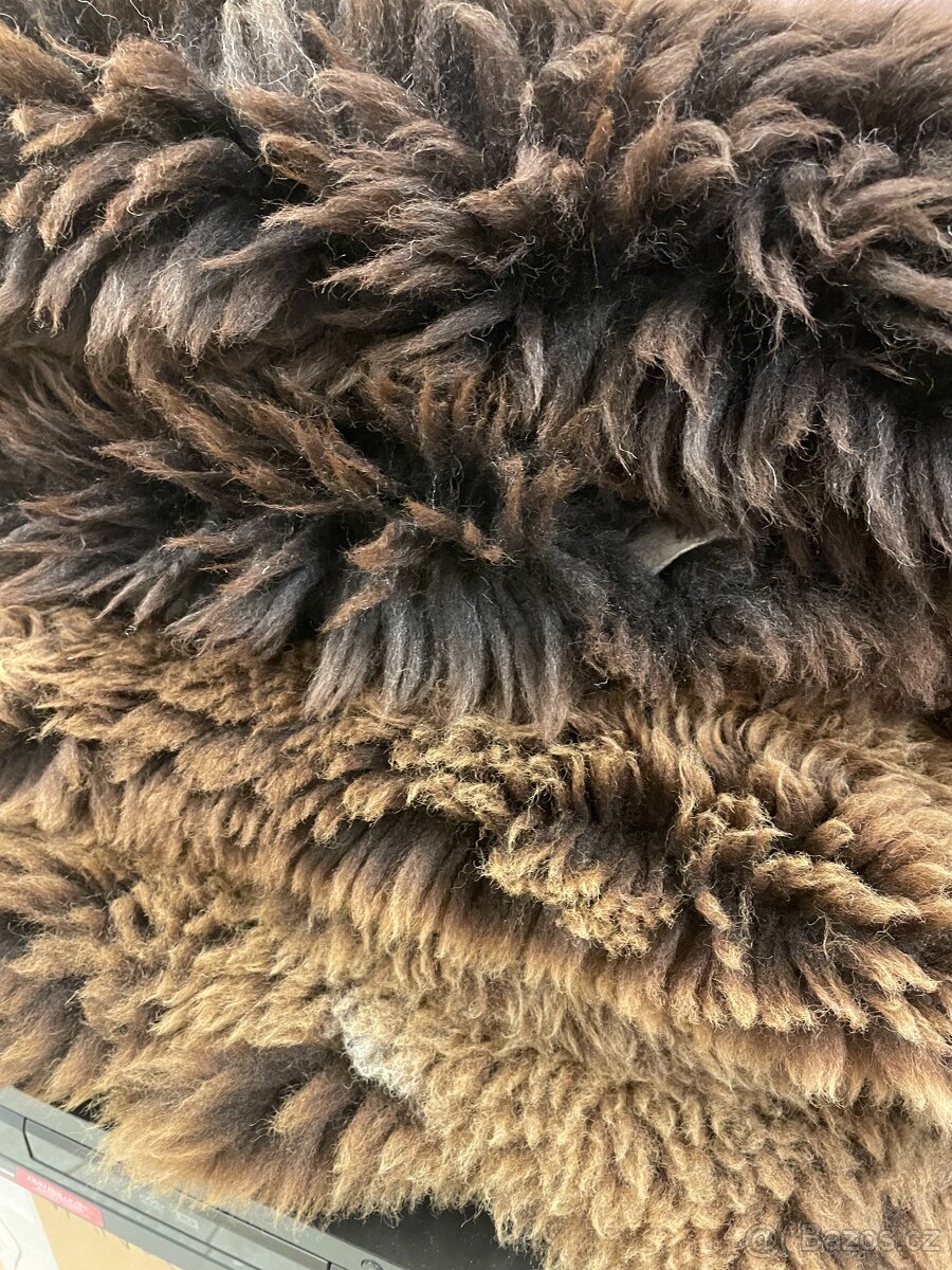 Kožešiny ovčí hnědé barvy různé velikosti - 9