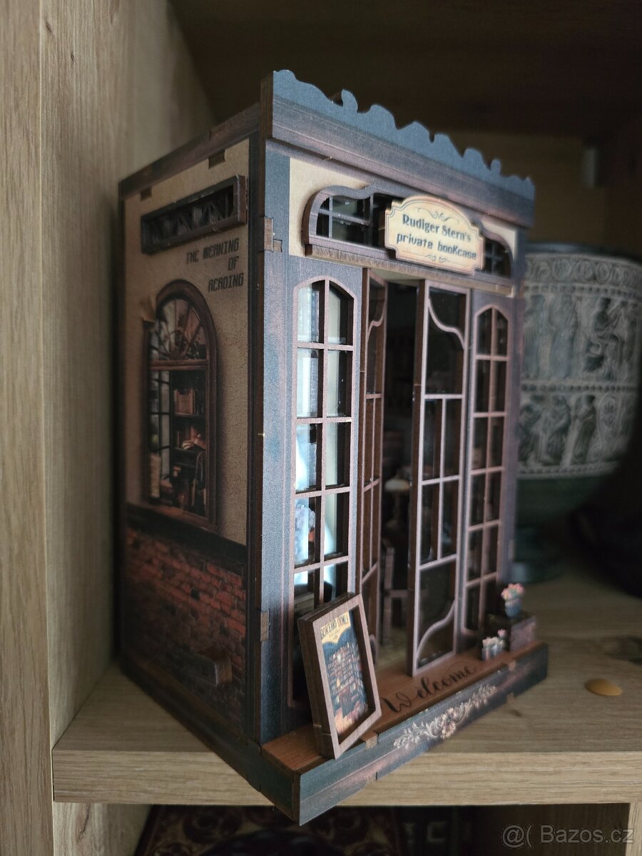 2. Dřevěná dekorace book nook - 9