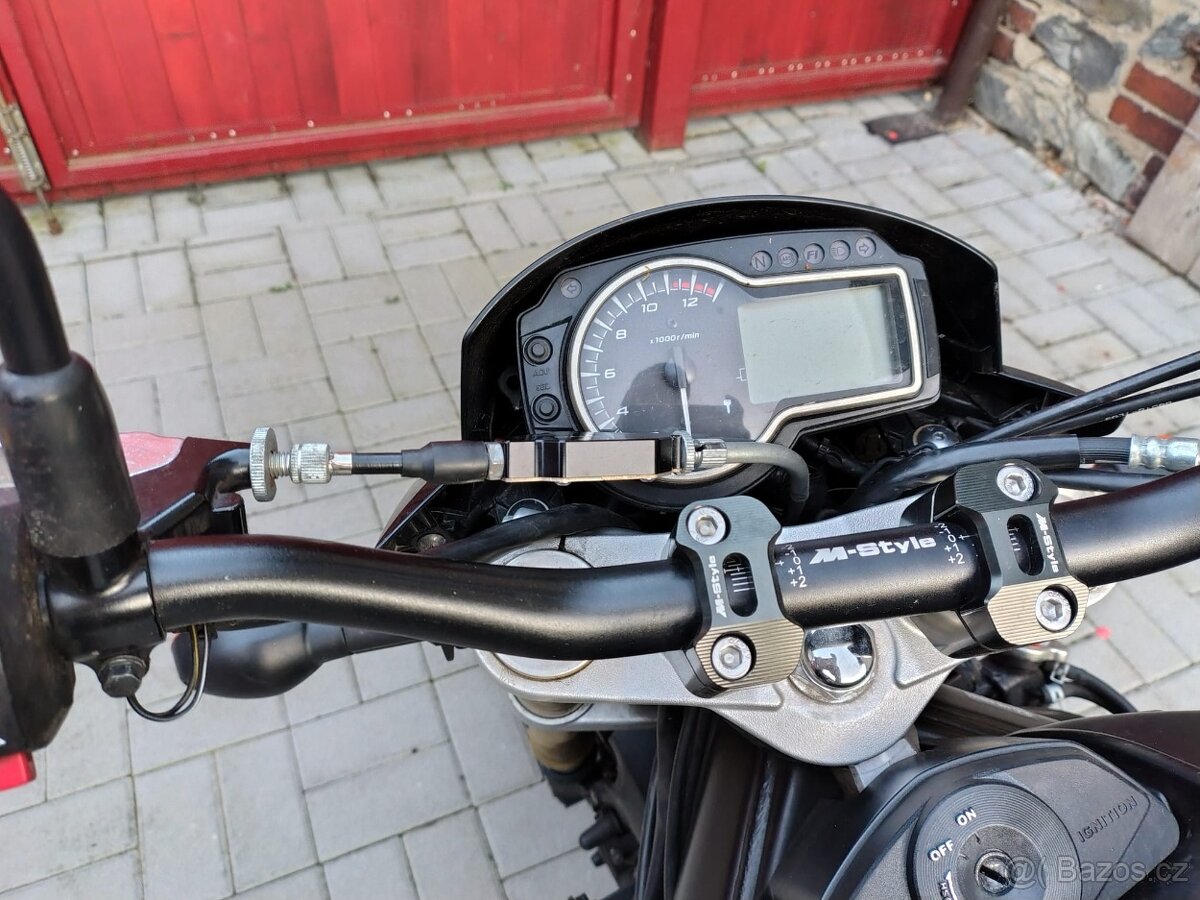 Suzuki gsr 750 - 9