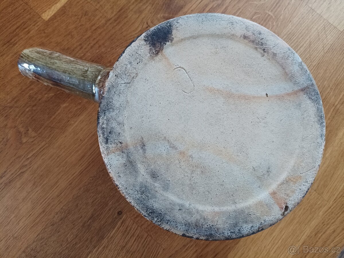 MALOVANÝ KAMENINOVÝ HRNEC S DRŽADLEM Z FRANCIE - 9