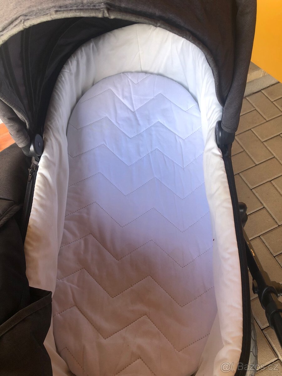 Kočárek + autosedačka - 9