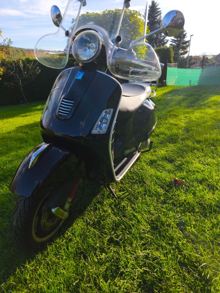 Vespa GTS 300 i.e. (2013) pěkná + doplňky + komplet servis - 9