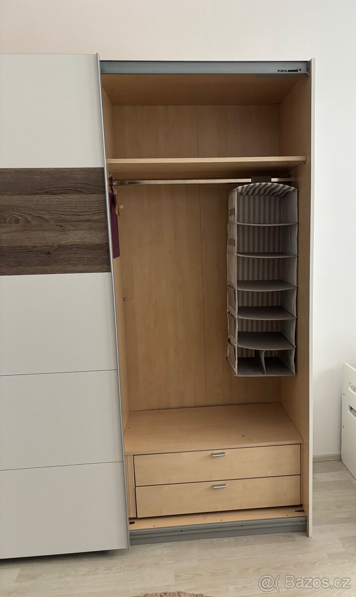 Velká šatní skříň - 9