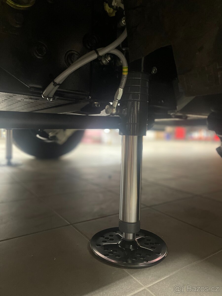 Hydraulické samonivelační stabilizační nohy pro obytný vůz - 9