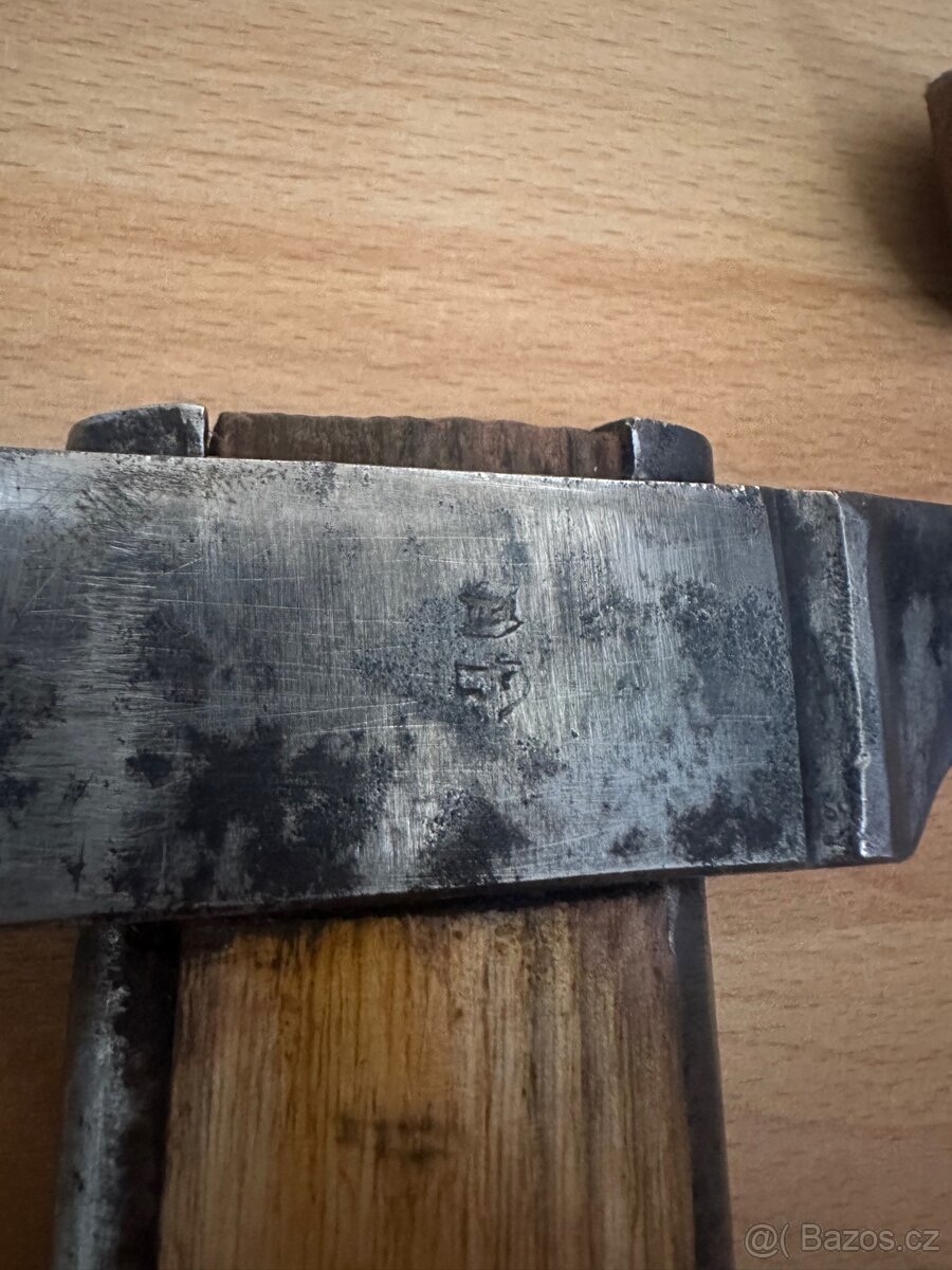 Stará hasičská sekera v koženém pouzdře - 9