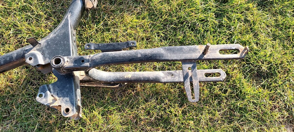 Babetta 210 - pekny černý rám s úchyty - 9