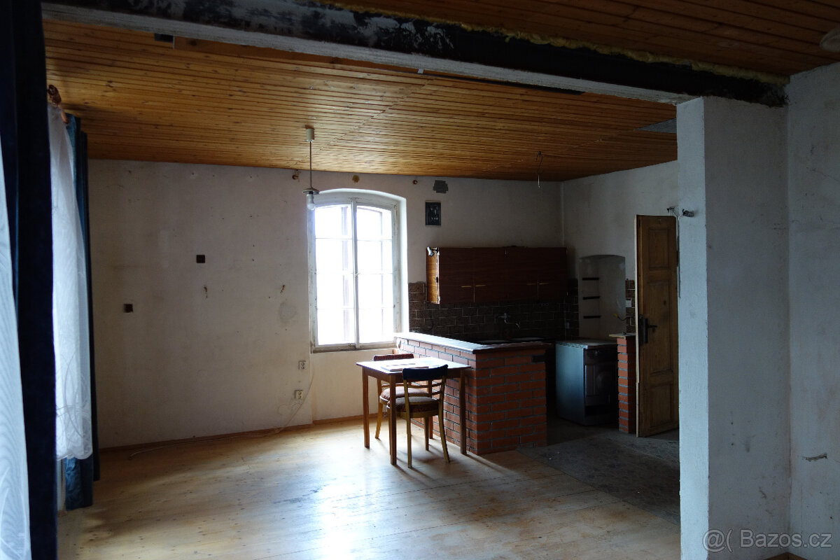 Dům se stavebním pozemkem o výměře 4.945 m2 30min od Prahy - 9