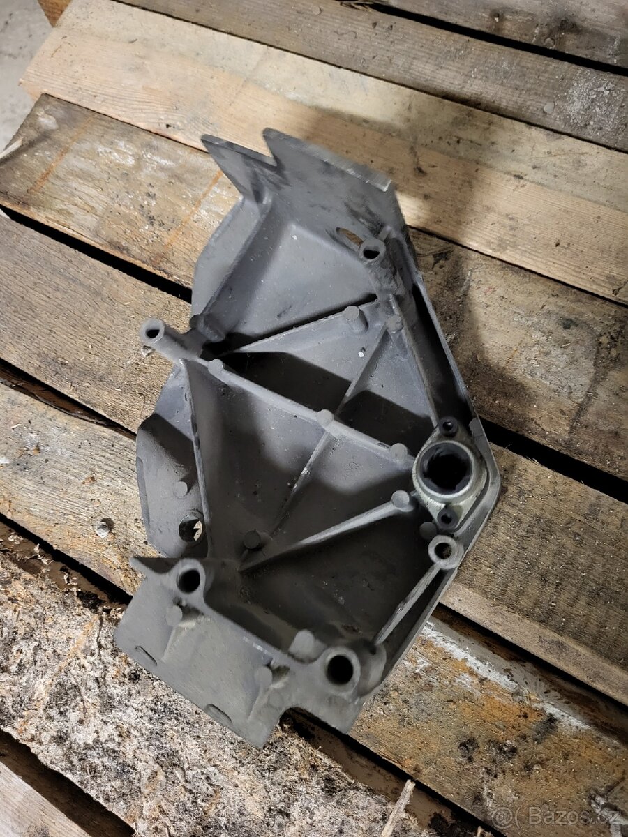 Yamaha XS 400 2A2 víka motoru, válce - 9