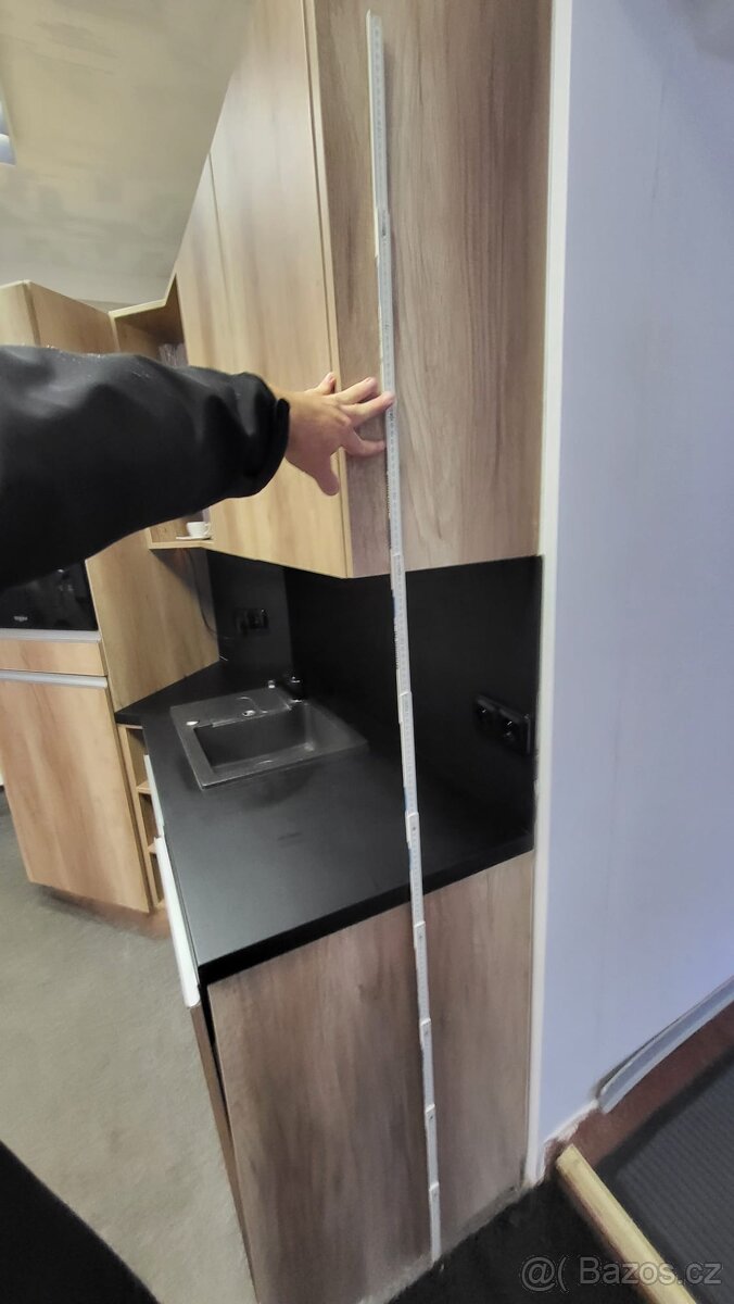 Zánovní kuchyň se spotřebiči lednička, myčka, mikrovlnka - 9