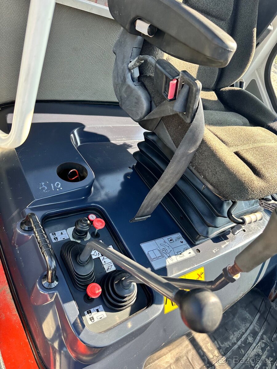 Kolový nakladač Kubota R520 - 9