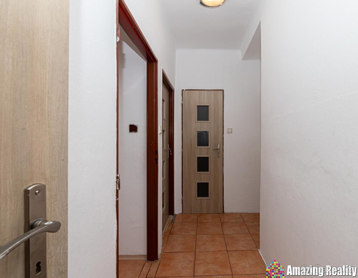 Prodej zděného bytu s garáží a balkonem, v obci Mileč - 9