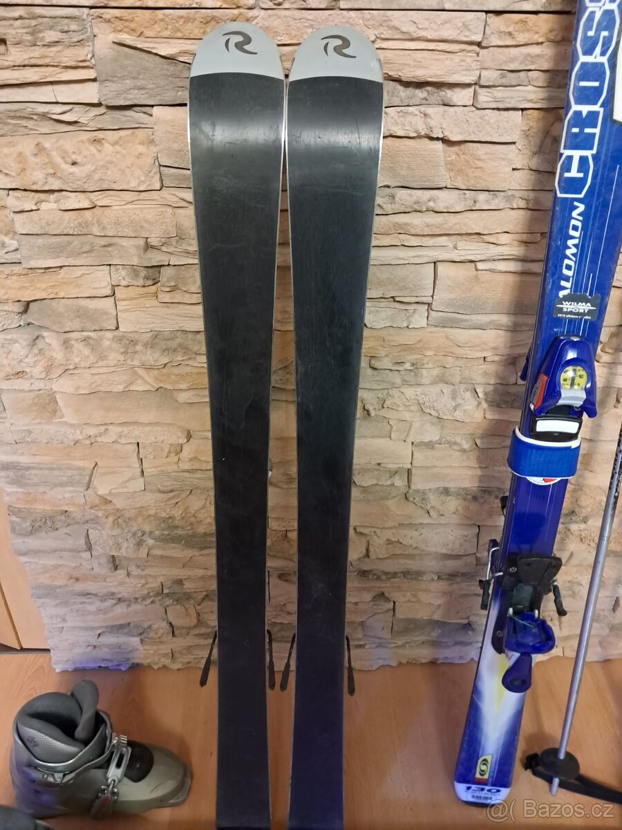 Dětské lyže a lyžáky vel. 110 a vel. 130 a dětska přilba - 9