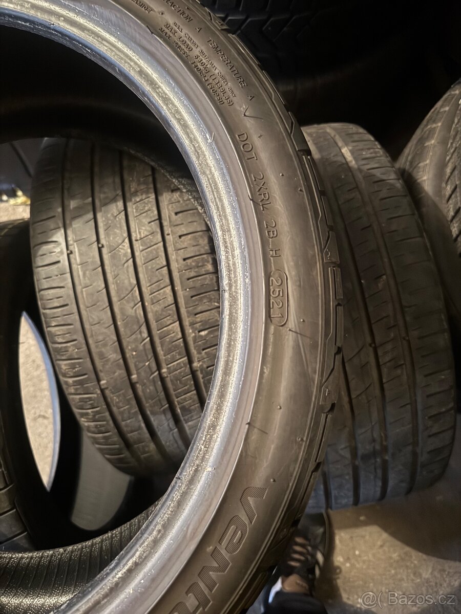 225/40R18 - 9