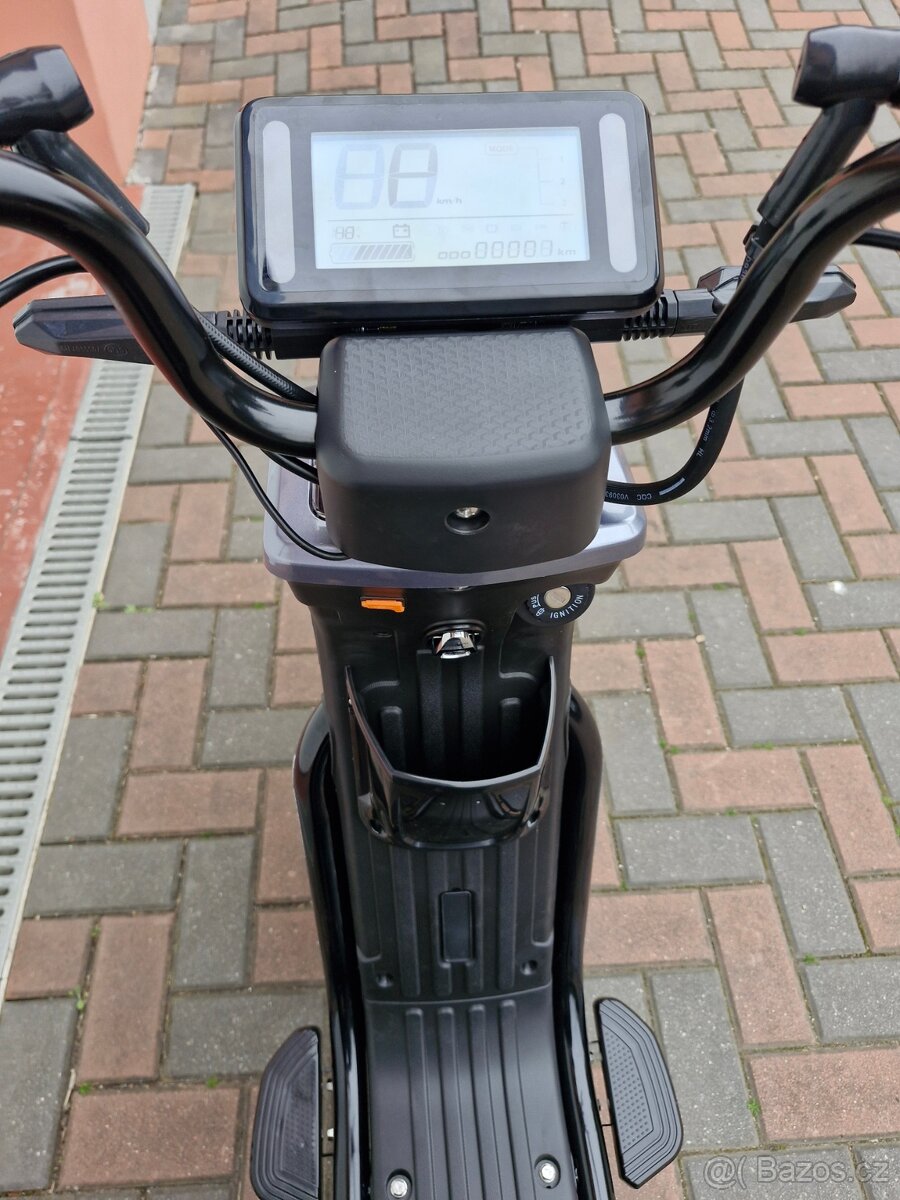 Elektroskútr RACCEWAY PAŘEZ 25, bez ŘP - 9