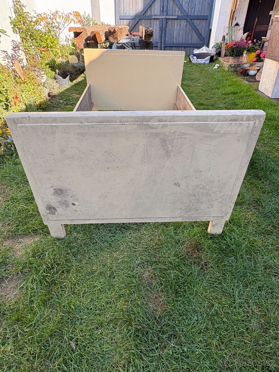 Stará dřevěná postel - 9