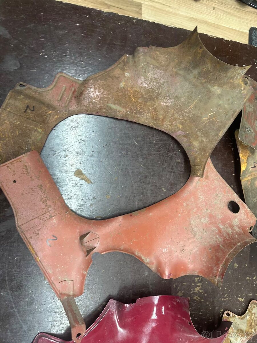 Predám podsedlové plechy JAWA 250/559 592 panelka, pár - 9