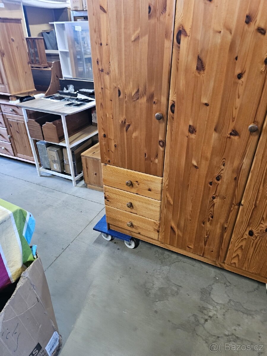 MASIVNÍ ŠATNÍ SKŘÍŇ - 9