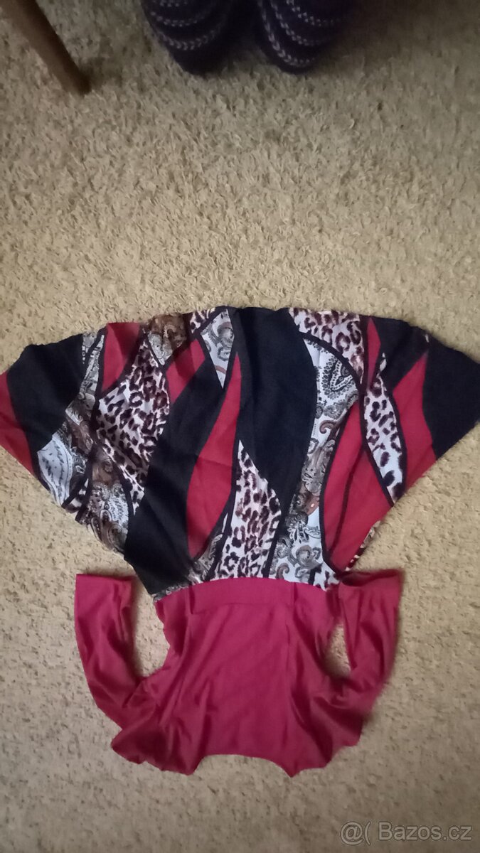 Červené šaty s kolovou barevnou sukní - 9