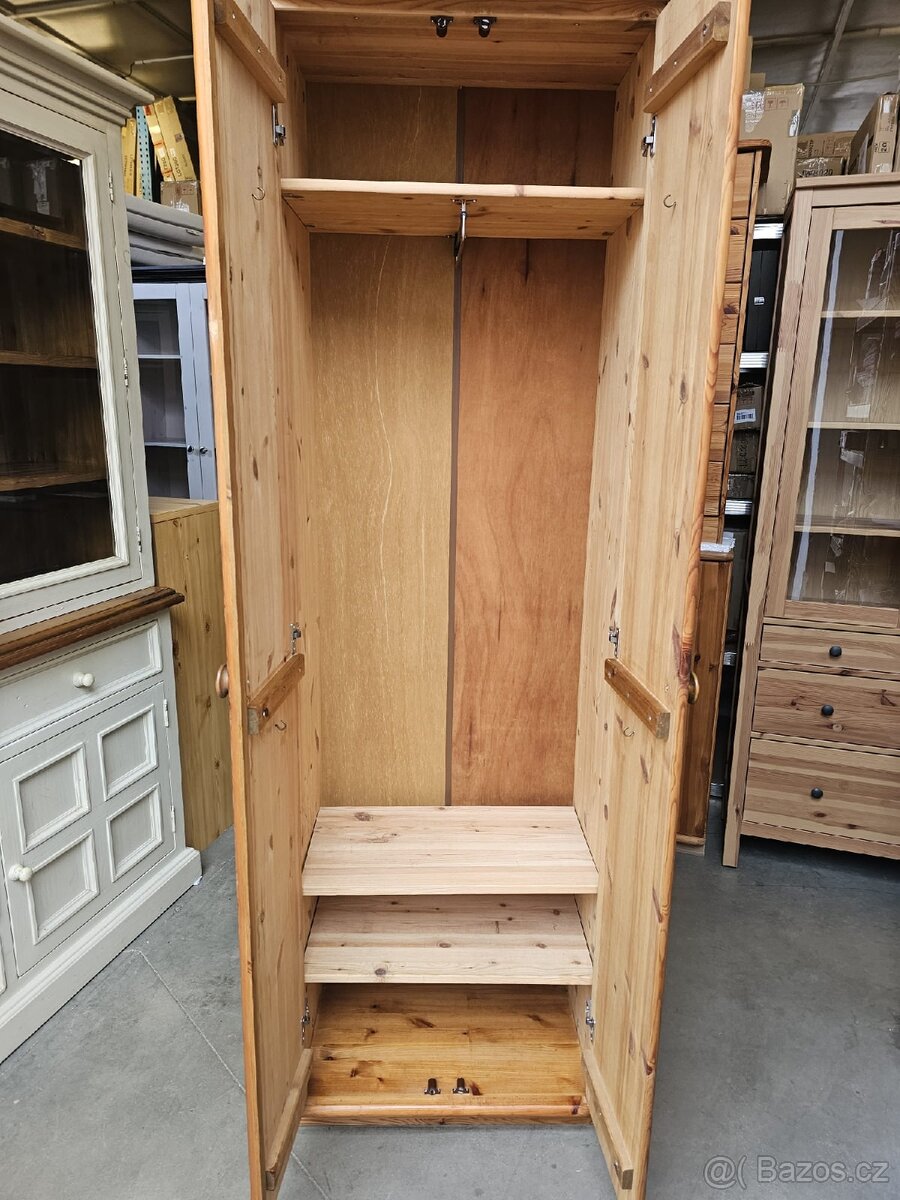 MASIVNÍ ŠATNÍ SKŘÍŇ - 9