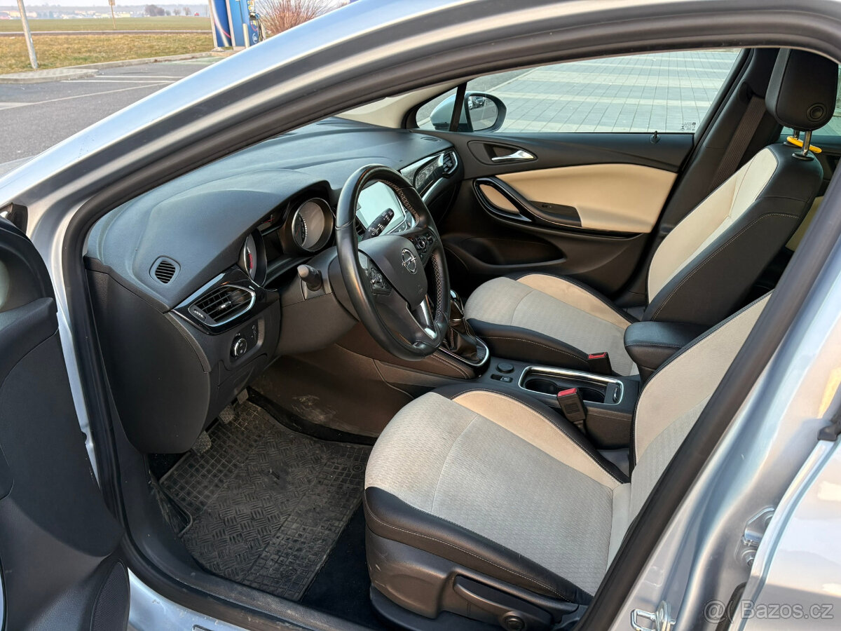 Opel Astra Sports Tourer+ 12/2016 - plná výbava - 9