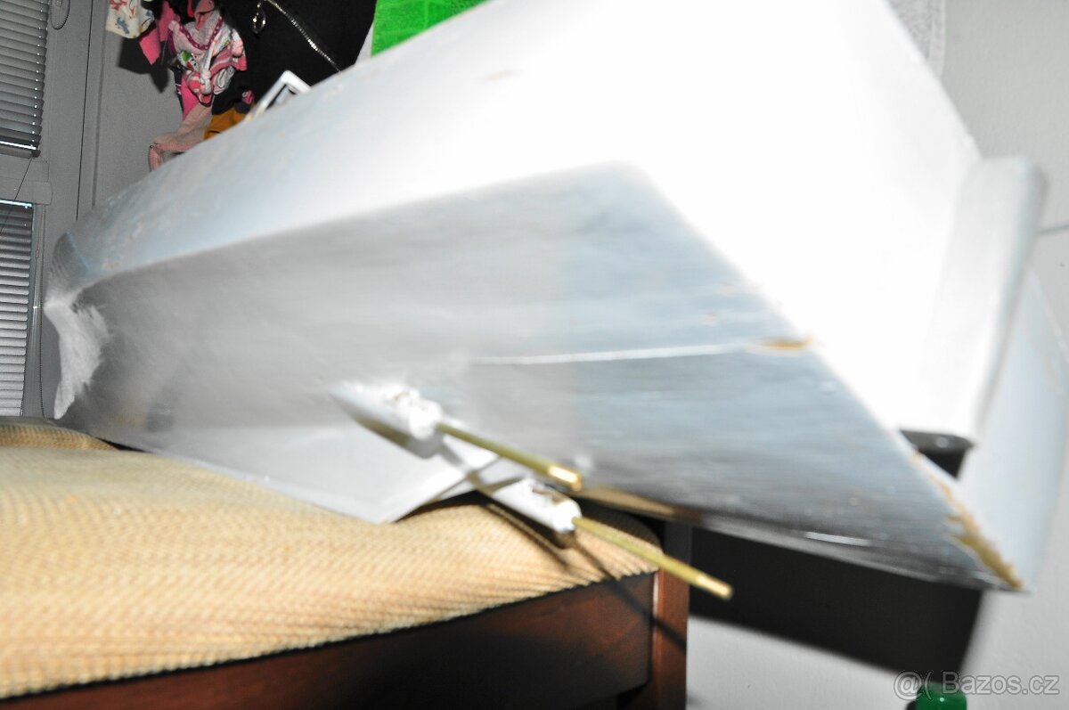 MODEL DŘEVĚNÉ LODI S MATERIÁLEM, DVA MOTORY, SERVO - 9