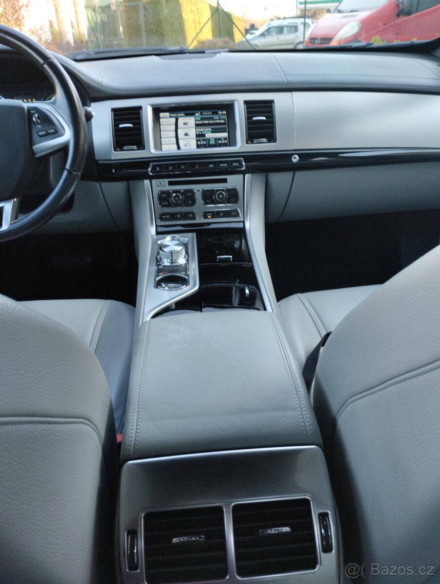 Jaguar xf 3.0 benzín - 9