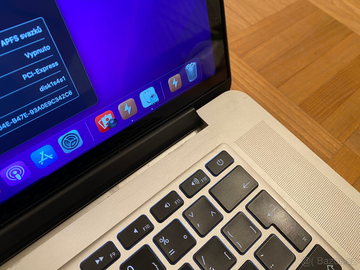 Prodám MacBook Pro 15” Mid 2015, i7 2.2 GHZ, 16 GB RAM, 500 - 9