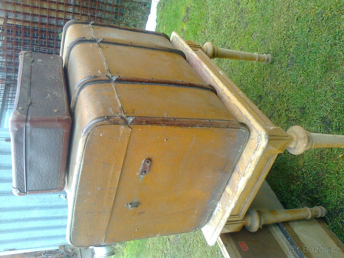 lodní kufr, 2ks, rámy obrazu, selský stůl se šuplíky - 9