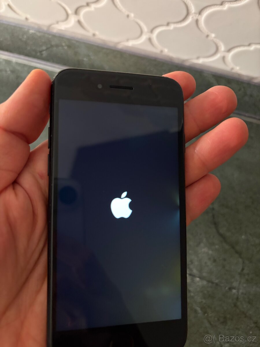 Apple iPhone 7 černý 32 GB - 9