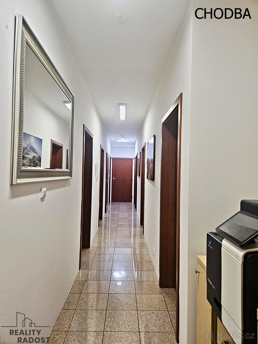 Pronájem reprezentativní kanceláře s terasou 10 m2 a parkova - 9