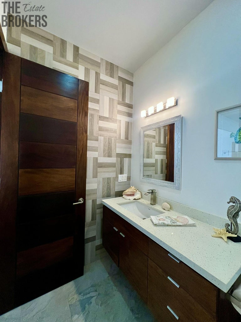 LUXURY 3BD & 3.5BT Home First Bight, Roatan - 9