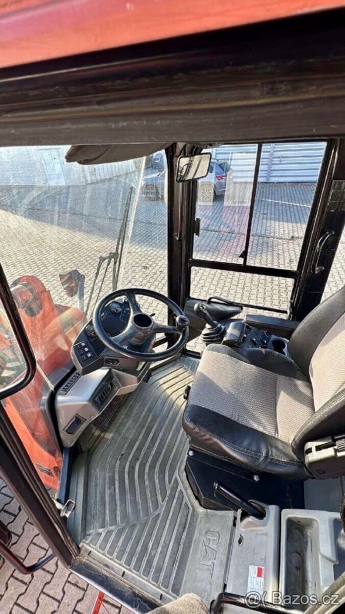 Kloubový nakladač CAT 908 České SPZ - 9