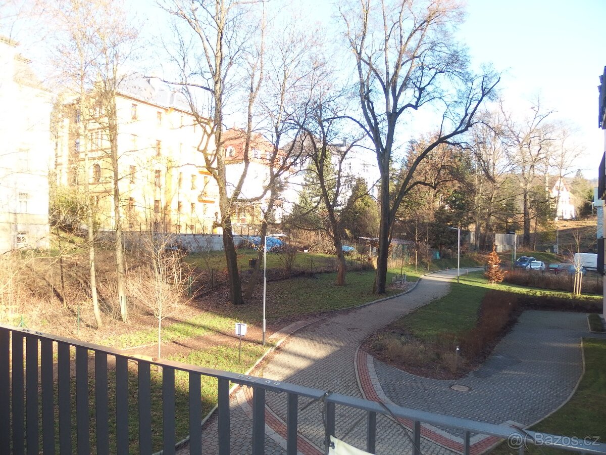 Pronájem bytu 2+kk (ca 60 m2) s terasou i parkováním, LB - 9