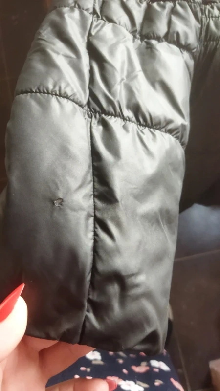 Prodám moc hezký černý prošívaný kabát s kapucí - 9