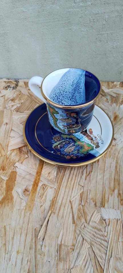 Různé hrnky a 2 skleněné frťany - 9